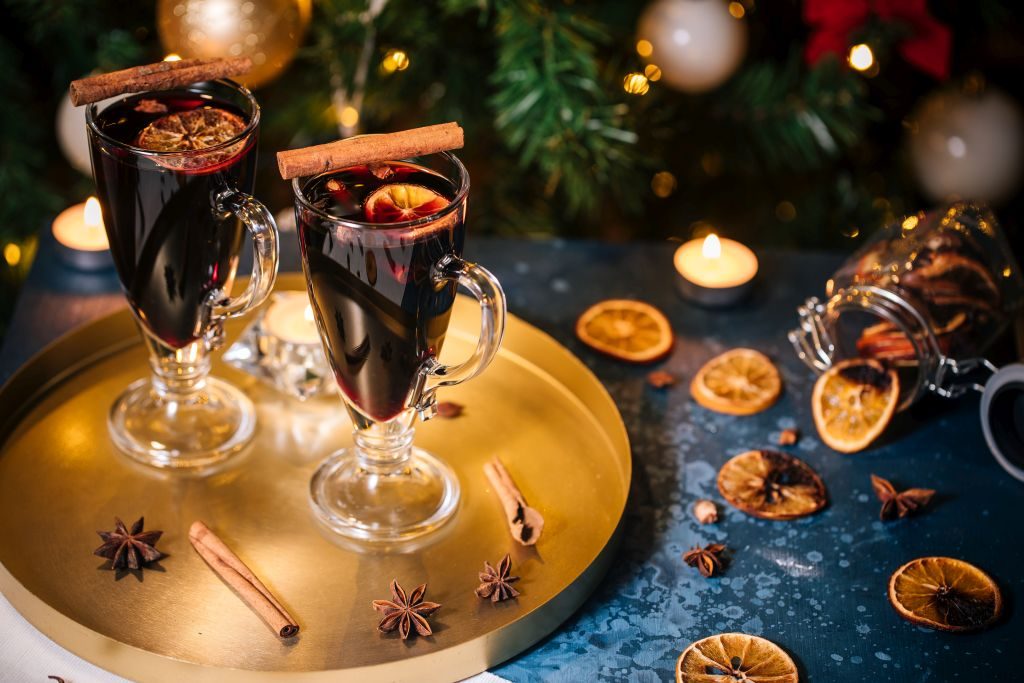 Kuhano vino sa cimetom i sušenom narandžom u prazničnom ambijentu